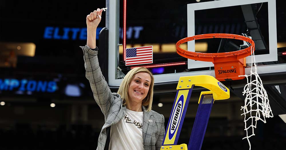 Goetz cutting the net