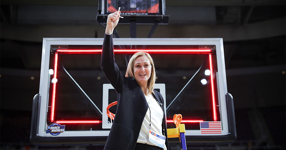 Goetz cuts the net in Albany, New York