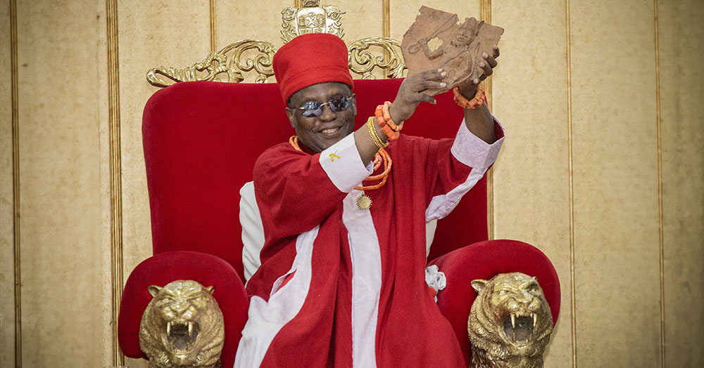 Oba Ewuare II holds benin bronze