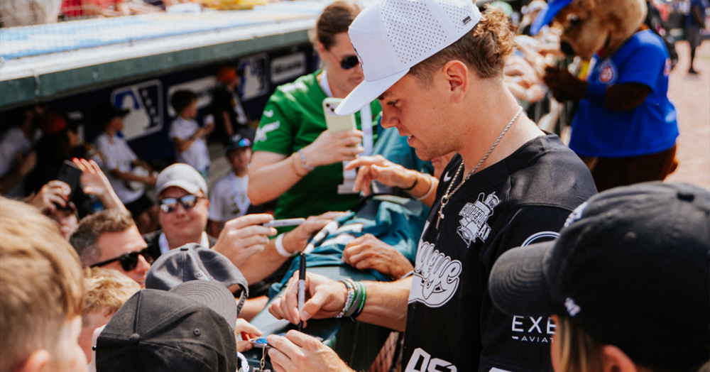 Cooper DeJean signs autographs